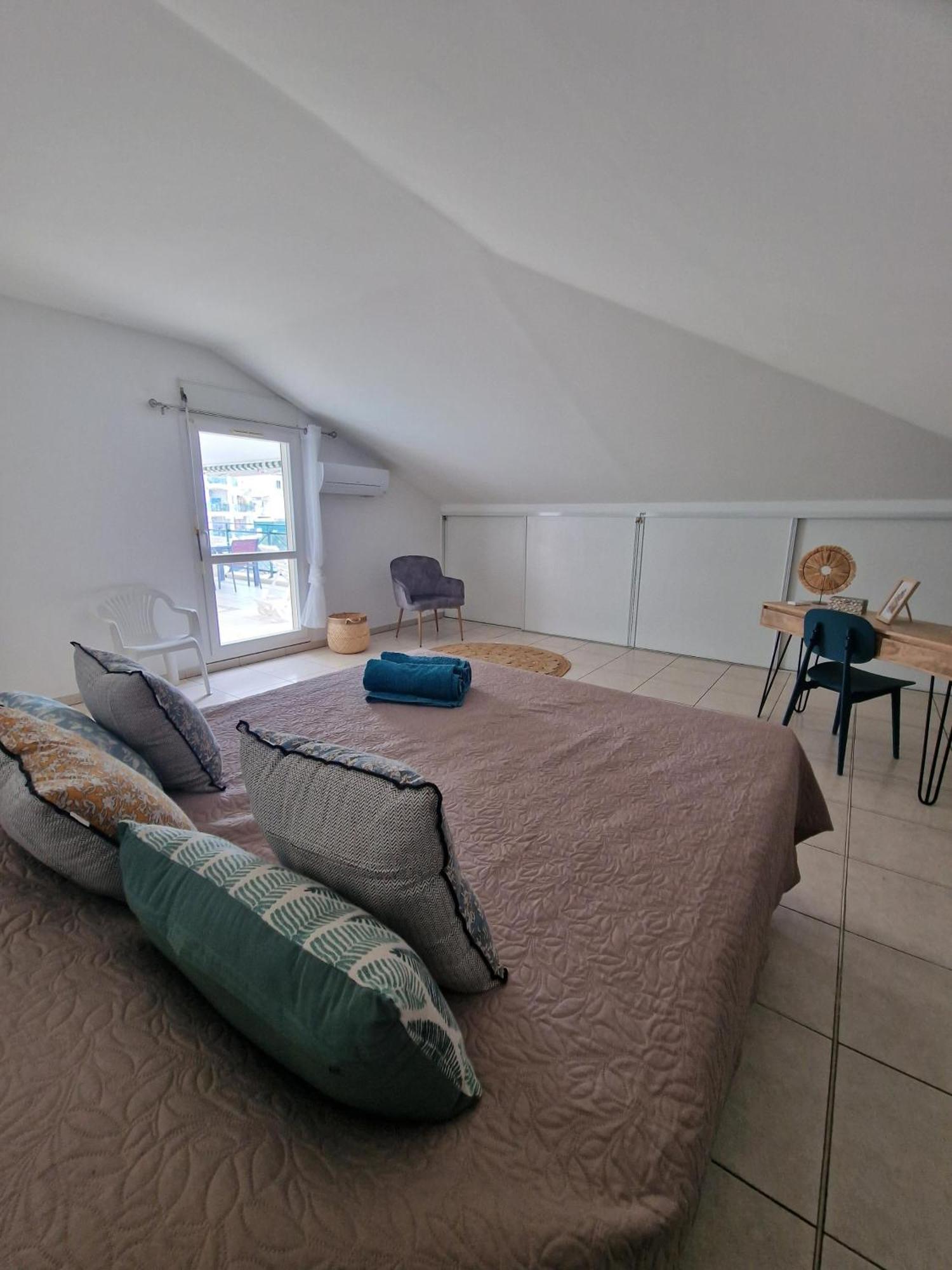 Appartement Villa Sur Le Toit, Vue Mer Saint-Gilles Les Bains Extérieur photo